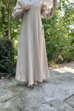 عباية براءة مزينة بأزرار مخفية (بيج)