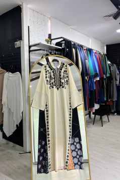 عباية سمر المزينة بتطريز عل الصدر لون (اسود)