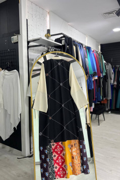 عباية سمر المزينة بتطريز عل الصدر لون (اسود)