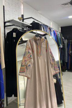 عباية اسيا المزينة بتطريز عل الصدر والأكمام لون (موكا)