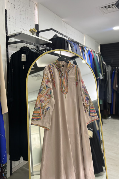 عباية اسيا المزينة بتطريز عل الصدر والأكمام لون (موكا)