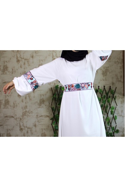 فستان علا المطرز لون ابيض