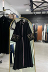 عباية زهره ذات أكمام  واسعة ومطرزة (اسود) 1599
