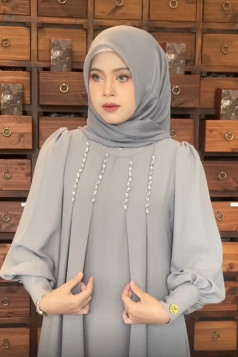 عباية اتيان المميزه بالكرستال المناسبه لموسم الصيف العملية (اللون فضي )