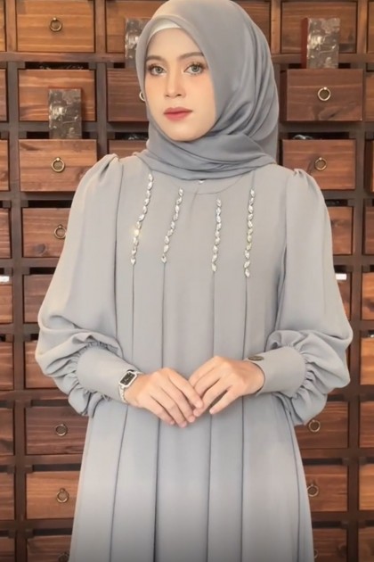 عباية اتيان المميزه بالكرستال المناسبه لموسم الصيف العملية (اللون فضي )